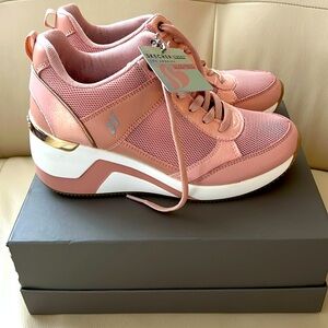 The new Skechers Air Max sneakers in a chic pink and gold color are comfortable.